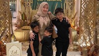 Maissy mengunggah foto bersama tiga anaknya saat Lebaran. Selamat hari raya dari kami sekeluarga. Nikmati waktumu bersama orang-orang terkasih, tulisnya dilihat di Instagram, Minggu (22/3/2026). (Foto: dok Instagram pramaisshelarinda.md)