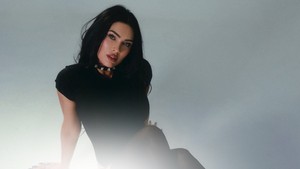Style Y2K-nya langsung bikin banyak orang nostalgia ke era tahun 2000-an. Megan Fox tampil unapologetic dengan atasan ketat hitam dan thong. (Foto: dok. Instagram @meganfox)