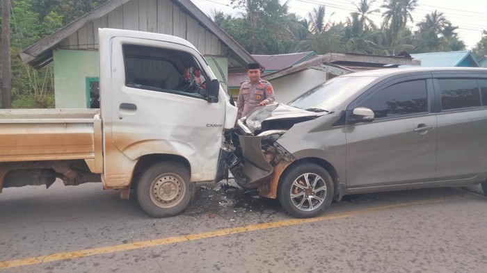 Minibus menabrak mobil pikap di Konawe Utara, Sulawesi Tenggara. Dokumen Istimewa