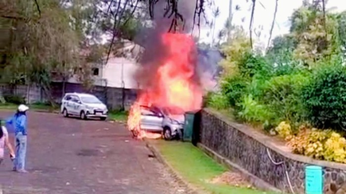Mobil terbakar di vila kota bunga Cianjur