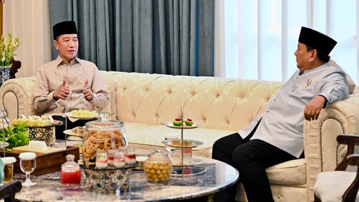 Momen Prabowo menyambut Jokowi dan SBY di acara halalbihalal di Istana Merdeka, Jumat (21/3/2026).