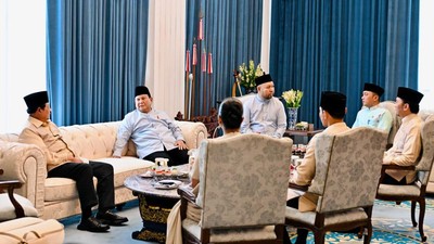 Momen Prabowo Sambut SBY-Jokowi saat Open House Lebaran di Istana