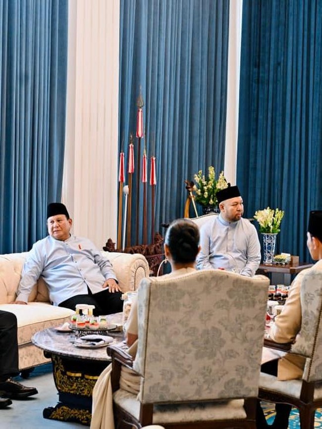 Momen Prabowo Sambut SBY-Jokowi saat Open House Lebaran di Istana