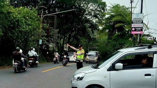 Arus balik pasca Hari Raya Nyepi Tahun Baru Saka 1948 dan Idul Fitri 1447 Hijriah mulai meningkat di jalur wisata Wanagiri–Pancasari, Kabupaten Buleleng, Bali, Minggu (22/3/2026).