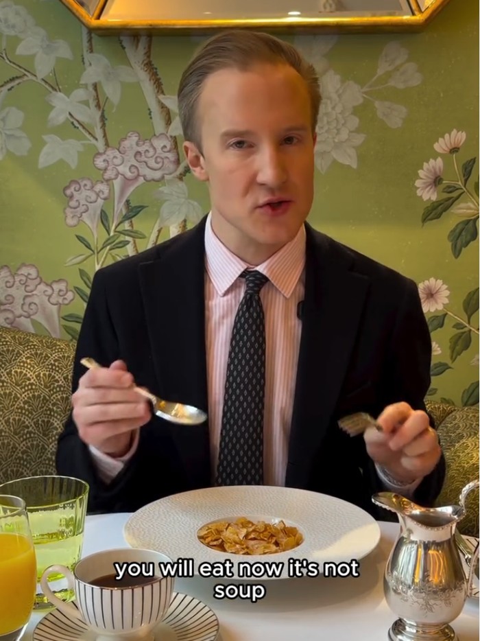 Makan sereal dengan sendok dan garpu.