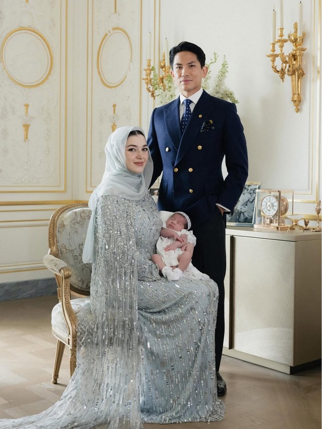 Pemilik nama asli Anisha Isa Kalebic ini merupakan cucu dari Penasihat Khusus Sultan, Pehin Dato Isa. Sebelum menikah, ia dikenal sebagai pebisnis fashion Silk Collective dan pemilik perusahaan pariwisata Authentirary bersama temannya. Foto: Instagram/@tmski @brilliantday_photography