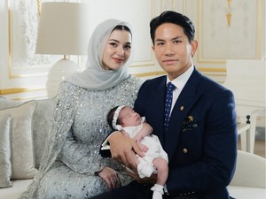 Gemas, Potret Keluarga Kecil Pangeran Mateen Ucapkan Selamat Lebaran