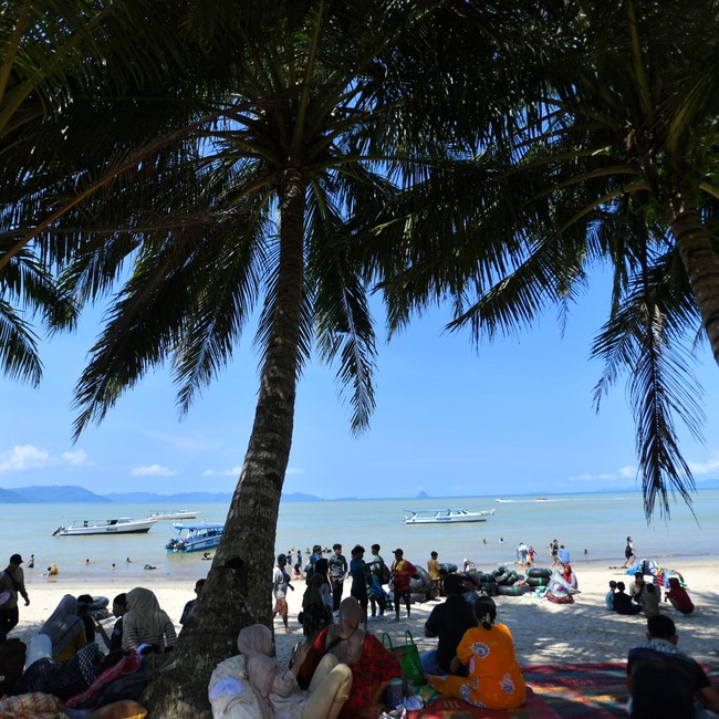 Pantai Pandan Tapteng Kembali Ramai Wisatawan Saat Libur Lebaran