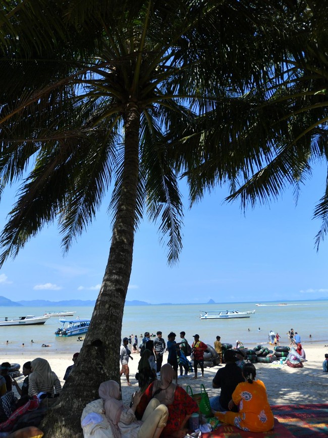 Pantai Pandan Tapteng Kembali Ramai Wisatawan Saat Libur Lebaran