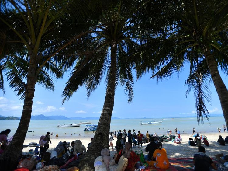 Pantai Pandan Tapteng Kembali Ramai Wisatawan Saat Libur Lebaran