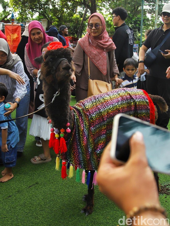Parade Hewan Samudra Ancol Meriahkan Libur Lebaran