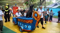Pengunjung memadati area pertunjukan untuk menyaksikan parade hewan saat libur Idulfitri. 