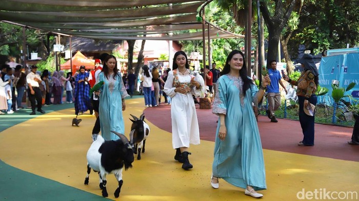 Peserta parade hewan menghibur pengunjung di Samudra Ancol, Minggu (22/3/2026).