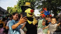 Parade hewan menjadi daya tarik tambahan wisata keluarga di Samudra Ancol saat Lebaran. 