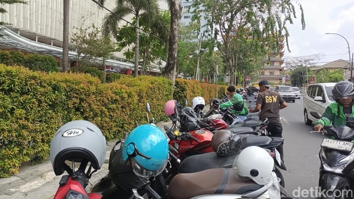 Lokasi parkir yang digunakan petugas parkir liar di depan Center Poin Medan