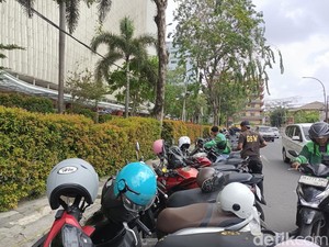 Parkir Liar di Depan Center Point Medan, Pengendara Diminta Rp 5 Ribu