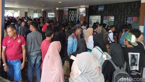 Suasana kepadatan penumpang pada H+1 Lebaran 2026 di Pelabuhan Bima, NTB, Minggu (22/3/2026). (Dok. Rafiin/detikBali)