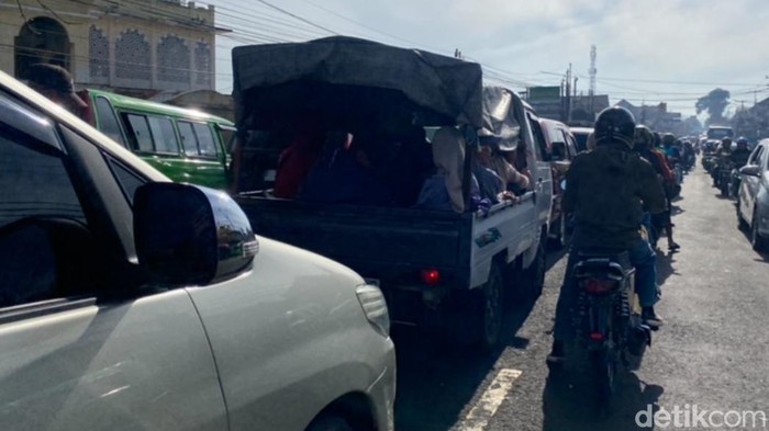 Pemudik menggunakan mobil bak terbuka