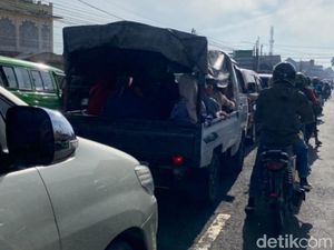 Bahaya Tapi Murah, Cerita Pemudik Naik Mobil Bak di Jalur Bandung