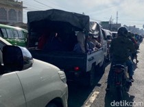 Bahaya Tapi Murah, Cerita Pemudik Naik Mobil Bak di Jalur Bandung