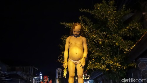 Penampakan ogoh-ogoh Sedap Malam karya Gusman Surya di Tampaksiring, Gianyar, Bali, Sabtu (21/3/2026). (Foto: Aryo Mahendro/detikBali)