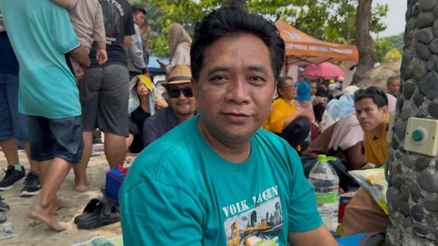 Pengunjung menikmati piknik di Ancol dengan membawa menu khas Lebaran, seprerti opor dan rendang.