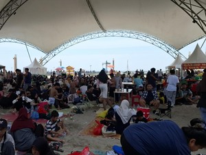 Junardi dan Keluarga Nikmati Piknik di Ancol, Bawa Bekal Sisa Hidangan Lebaran