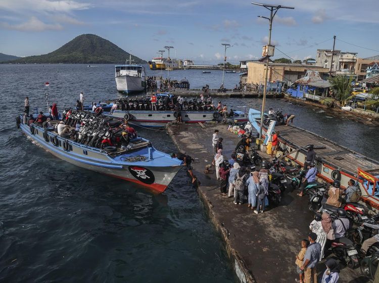 Penyeberangan Tradisional Ramai Saat Lebaran di Maluku Utara
