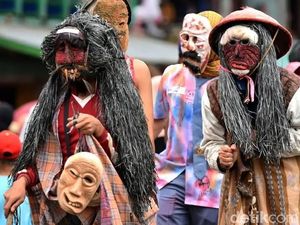 Topeng, Tawa, dan Tradisi: Sekura 2 Syawal yang Selalu Dinanti di Lampung Barat