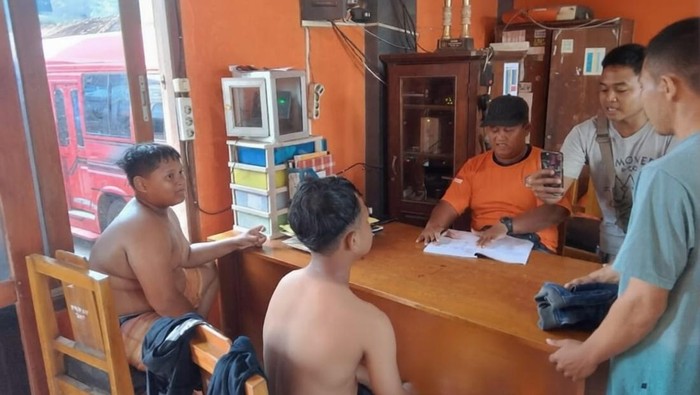 Petugas SAR mengevakuasi korban terseret rip current di Pantai Parangtritis, Minggu (22/3/2026).