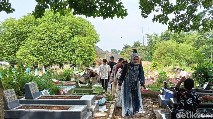 Peziarah ramai kunjungi TPU Puncak Sekuning Palembang
