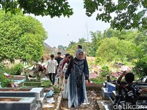 H+1 Lebaran, Peziarah Ramai Padati TPU Puncak Sekuning-Kamboja