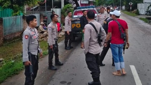 Polisi berjaga di perbatasan Desa Soro dan Desa Melayu, Kecamatan Lambu, Kabupaten Bima, NTB, Sabtu (21/3/2026). (IFoto: Dok. Istimewa)