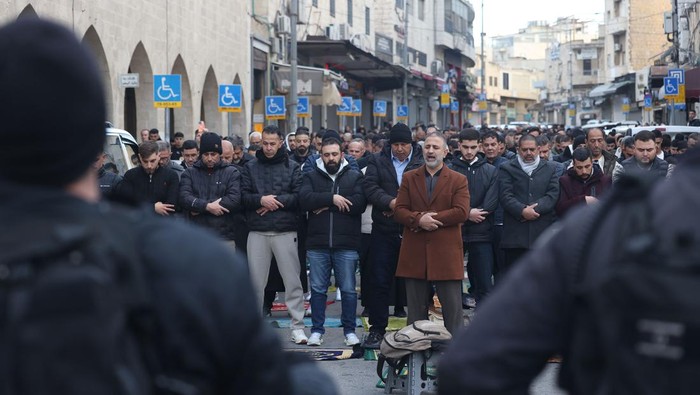 20 March 2026, Palestinian Territories, Jerusalem: Israeli police watch as Palestinians pray outside the Old City of Jerusalem on the first day of Eid Al Fitr. The Al-Aqsa Mosque compound and other holy sites have remained closed since the start of the war with Iran on February 28, marking the first time the mosque has been shuttered for the holiday since 1967. Photo: Oren Ziv/dpa (Photo by Oren Ziv/picture alliance via Getty Images)