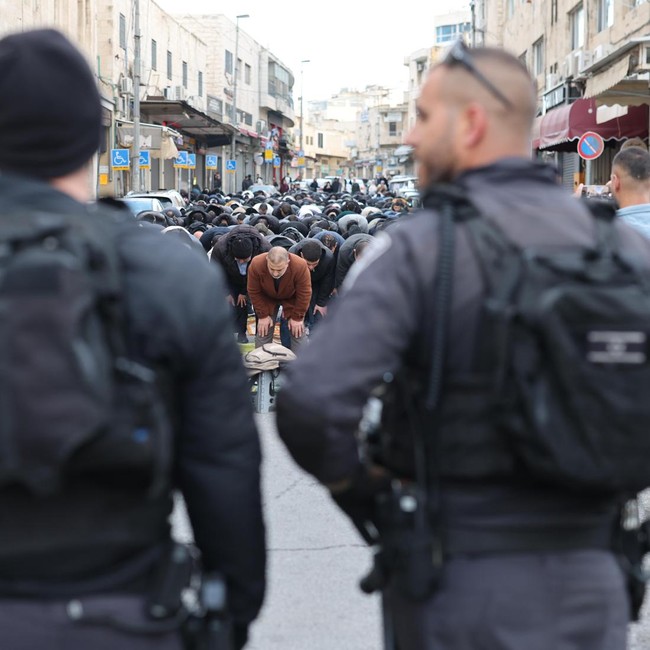 Polisi Israel Bubarkan Warga Palestina Saat Salat Id di Yerusalem