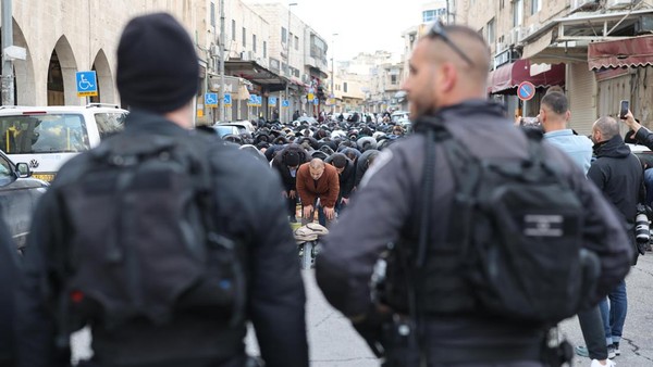 Polisi Israel Bubarkan Warga Palestina Saat Salat Id di Yerusalem