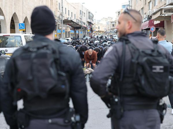 Polisi Israel Bubarkan Warga Palestina Saat Salat Id di Yerusalem