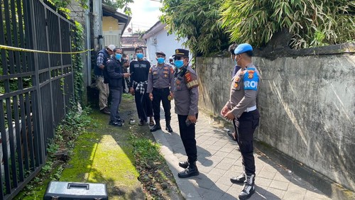 Polisi melakukan olah TKP penemuan lansia tewas di Jalan Letda Tantular, Gang Merpati, Denpasar, Bali., Minggu (22/3/2026). (Foto: Dok. Polsek Denpasar Timur)