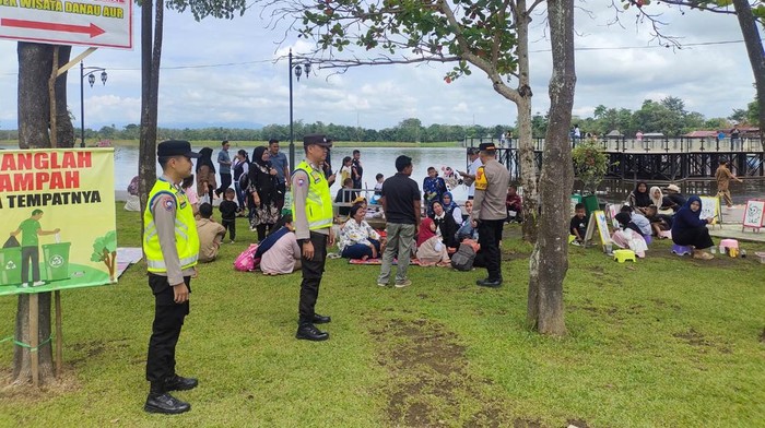 Polisi melakukan pengamanan di tempat wisata yang ada di Sumsel