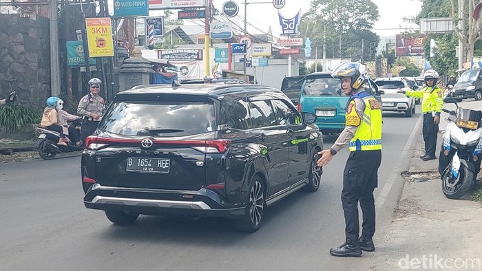 Polisi melakukan pengaturan lalu lintas di kawasan wisata Lembang