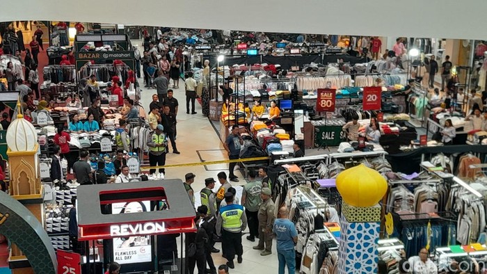 Polisi memasang police line di atrium Plaza Medan fair usai seorang wanita jatuh dari lantai 4. (Rechtin Hani Ritonga/detikSumut)