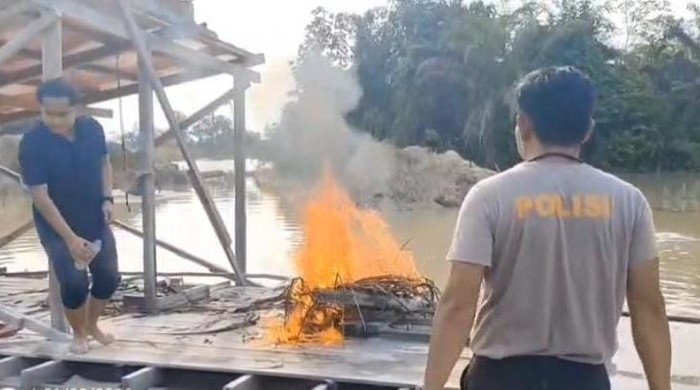 Polisi memusnahkan alat rakit penambangan emas ilegal di Sungai Bawang Atas, Kuantan Singingi, Riau, Minggu (22/3/2026).