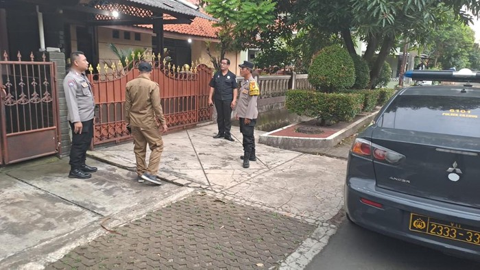 Polisi patroli keliling rumah kosong ditinggal mudik pemilik di Tangerang