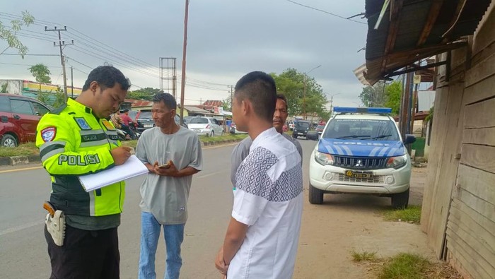 Polisi saat melakukan olah TKP di lokasi kejadian
