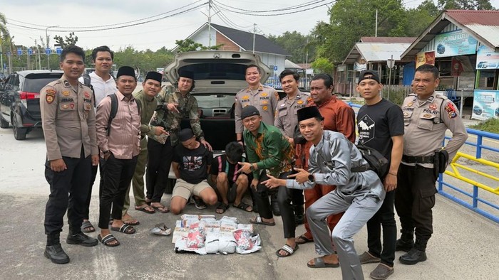 Polisi saat mengamankan kedua pelaku dan barang bukti 13 kg sabu. (dok Polres Bengkalis)