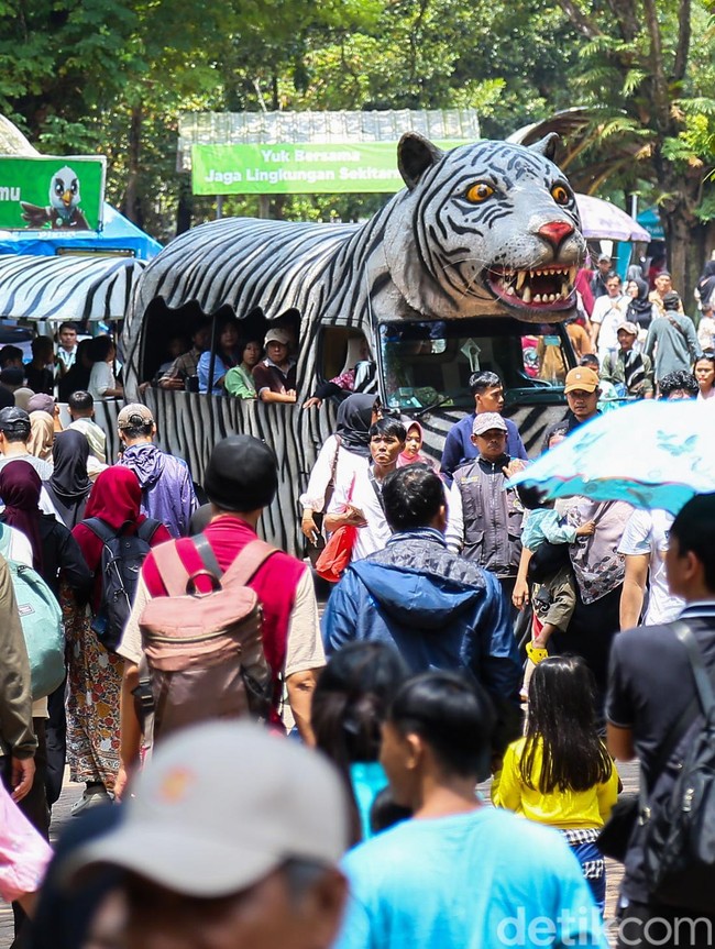 Ragunan Diserbu 37 Ribu Pengunjung di Hari Kedua Lebaran