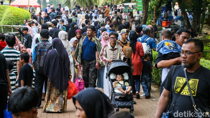 Warga memadati Taman Margasatwa Ragunan, Minggu (22/3/2026).