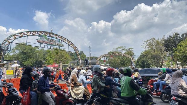 Ragunan ramai diserbu warga di H+1 Lebaran, Minggu (22/3/2026).