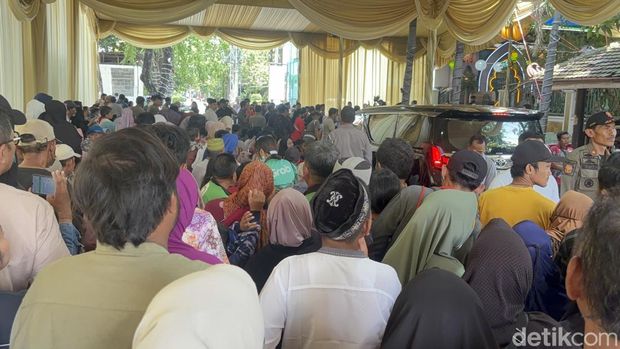 Ribuan masyarakat ikut open house di rumah Gubernur Jatim Khofifah Indar Parawansa. Ribuan masyarakat ikut open house di rumah Gubernur Jatim Khofifah Indar Parawansa.