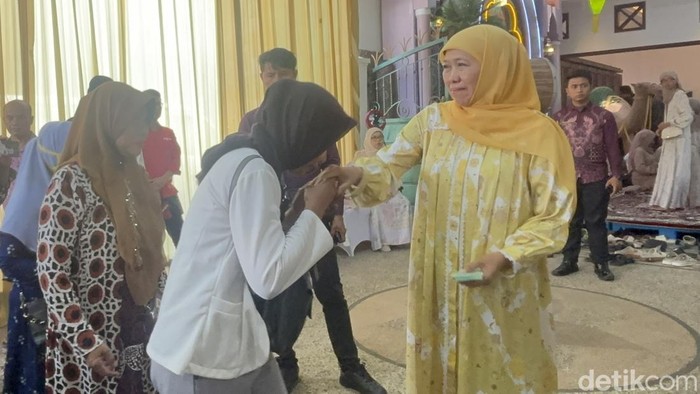 Ribuan masyarakat ikut open house di rumah Gubernur Jatim Khofifah Indar Parawansa.